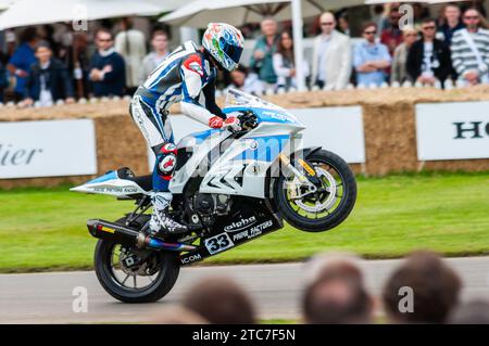 Troy Corser, der beim Goodwood Festival of Speed 2016 mit einem BMW S1000RR Motorrad fährt Stockfoto