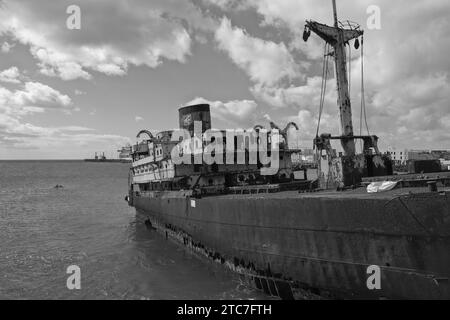 Schwarzweißbild. Schiffswrack namens Tempelhalle oder Telamon in einer Bucht in der Nähe des Industriehafens Arrecifes auf den Kanarischen Inseln Lanzarote Stockfoto