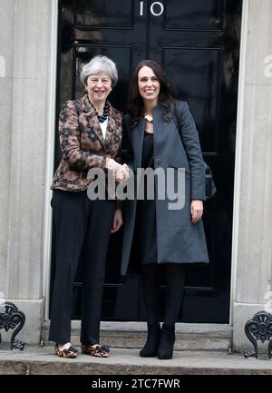 London, Großbritannien. Januar 2019. Die britische Premierministerin Theresa May begrüßt den neuseeländischen Premierminister Jacinda Ardern in der Downing Street in London. (Foto: Fred Duval/SOPA Images/SIPA USA) Credit: SIPA USA/Alamy Live News Stockfoto