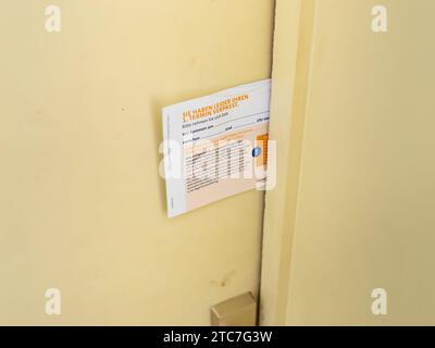 Zählerstand an der Eingangstür einer Wohnung. Servicetermin für die Wartung zu Hause. Der Buchstabe ist leer und in deutscher Sprache. Stockfoto