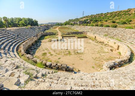 Blick aus der Vogelperge auf gut erhaltene Ruinen des Stadions der türkischen Stadt Perge. Einst nahmen Tausende von Zuschauern Platz, die sich versammelten, um zu genießen Stockfoto