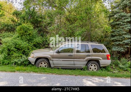 Vernachlässigter Jeep Grand cherokee am Straßenrand Stockfoto