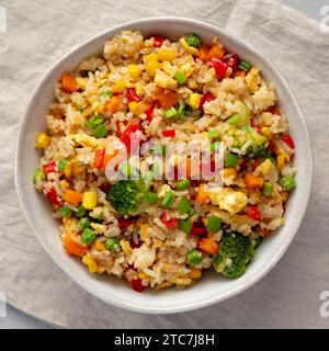 Hausgemachter Veggie-gebratener Reis in einer Schüssel, Blick von oben. Flache Lage, über Kopf, von oben. Stockfoto