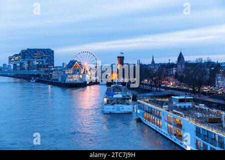 Kreuzfahrtschiffe, Riesenrad im Schokoladenmuseum am Weihnachtsmarkt im Rheinauer Hafen, Kranhäuser, Köln, Deutschland. Kreuzfahrtschiffe, Stockfoto