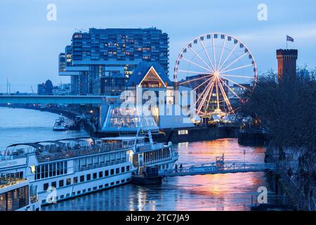 Kreuzfahrtschiffe, Riesenrad im Schokoladenmuseum am Weihnachtsmarkt im Rheinauer Hafen, Kranhäuser, Köln, Deutschland. Kreuzfahrtschiffe, Stockfoto