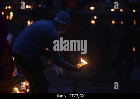 Kathmandu, Bagmati, Nepal. Dezember 2023. Ein nepalesischer Anhänger lässt eine Öllampe in Erinnerung an verstorbene Familienmitglieder während des Bala Chaturdashi Festivals am Pashupatinath Tempel in Kathmandu, Nepal, am 11. Dezember 2023 frei. Das Festival wird jedes Jahr gefeiert, indem man die ganze Nacht mit Öllampen und Parfüm-Ritualen verbringt, bei denen die Menschen verschiedene Samen anbieten, um ihren verstorbenen Eltern zu huldigen. (Kreditbild: © Sunil Sharma/ZUMA Press Wire) NUR REDAKTIONELLE VERWENDUNG! Nicht für kommerzielle ZWECKE! Stockfoto