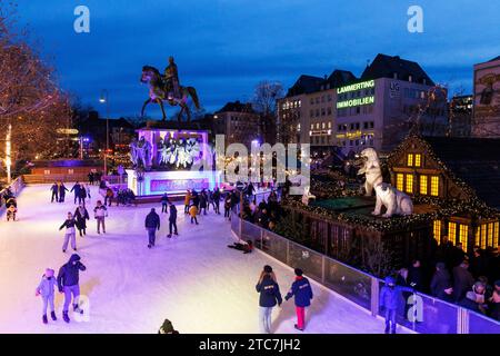 Eislaufbahn auf dem Weihnachtsmarkt am Heumarkt in der historischen Stadt, Reiterstatue für den preußischen König Friedrich Wilhelm III., Köln Stockfoto