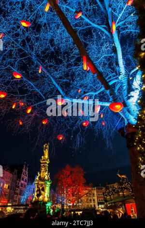 Weihnachtsmarkt Heinzels Wintermaerchen am Alten Markt in der Altstadt, beleuchteter Baum mit Herzen, Jan von Werth Brunnen, Köln, GE Stockfoto