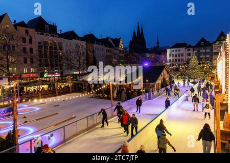 Eislaufbahn auf dem Weihnachtsmarkt am Heumarkt in der historischen Stadt, Blick auf den Dom, Köln, Deutschland. Eislaufbahn auf dem Weihnachts Stockfoto