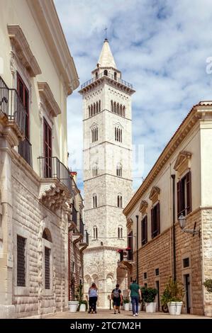 italien Apulia Trani View mit Glockenturm der Kathedrale Stockfoto