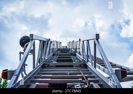 Feuerwehrauto Leiter führt zum Himmel Stockfoto