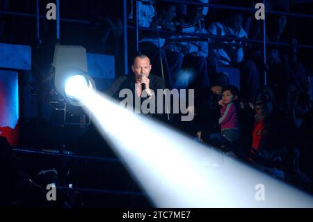 Mailand Italien 2005-04-02: Biagio Antonacci, italienischer Sänger, während eines Live-Konzerts im Forum Assago Stockfoto