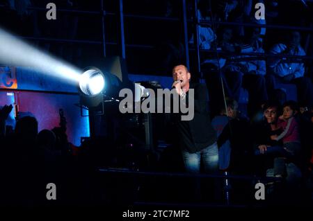 Mailand Italien 2005-04-02: Biagio Antonacci, italienischer Sänger, während eines Live-Konzerts im Forum Assago Stockfoto