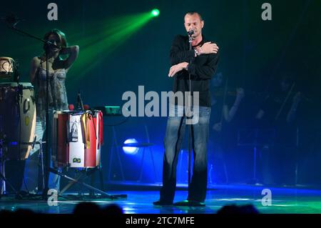 Mailand Italien 2005-04-02: Biagio Antonacci, italienischer Sänger, während eines Live-Konzerts im Forum Assago Stockfoto