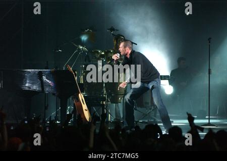 Mailand Italien 2005-04-02: Biagio Antonacci, italienischer Sänger, während eines Live-Konzerts im Forum Assago Stockfoto