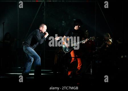 Mailand Italien 2005-04-02: Biagio Antonacci, italienischer Sänger, während eines Live-Konzerts im Forum Assago Stockfoto