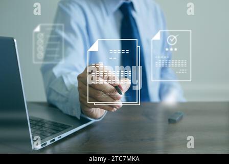 E-Signing und e-Document Management Konzept. Elektronische Signatur, papierloses Dokumentenmanagement. Ein Mann signiert ein elektronisches Dokument oder ein digitales Dokument Stockfoto