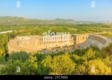 Aus der Vogelperspektive des römischen Theaters in Aspendos in der Türkei, gut erhaltene Ruine römischer Ingenieurskunst und architektonischer Fähigkeiten. Erbaut während Kaiser Marcus Stockfoto