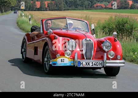 Von der ADAC - Niedersachsen - Classic 2007. Hier Jaguar XK 140 DHC BJ. 1955 - auf der L444 zwischen Reinsen und Stadthagen am 21.07.2007. *** Vom ADAC Niedersachsen Classic 2007 hier Jaguar XK 140 DHC Year 1955 auf der L444 zwischen Reinsen und Stadthagen am 21 07 2007 Credit: Imago/Alamy Live News Stockfoto