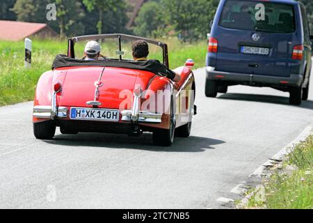 Von der ADAC - Niedersachsen - Classic 2007. Hier Jaguar XK 140 DHC BJ. 1955 - auf der L444 zwischen Reinsen und Stadthagen am 21.07.2007. *** Vom ADAC Niedersachsen Classic 2007 hier Jaguar XK 140 DHC Year 1955 auf der L444 zwischen Reinsen und Stadthagen am 21 07 2007 Credit: Imago/Alamy Live News Stockfoto