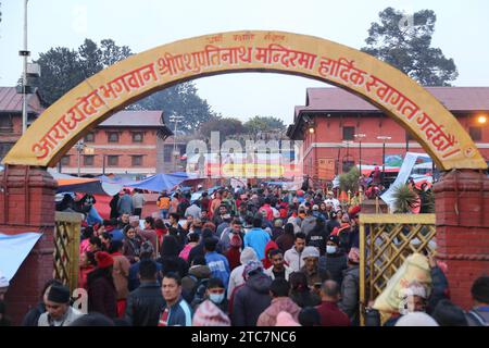 Eva of Bala Chaturdashi Festival in Nepal Allgemeine Ansicht des Pashupatinath-Tempels, einer UNESCO-Weltkulturerbestätte und Hinduschrein in der nepalesischen Hauptstadt Kathmandu, der Lord Shiva gewidmet ist, ist voll von Gläubigen am Vorabend des Bala Chaturdashi Festivals. Das Festival von Bala Chaturdashi beginnt an Marga Krishna Trayodashi, dem 13. Tag des abnehmenden Mondes im Monat Mangsir 8. Monat nach nepalesischem Kalender. Gläubige, die dieses Ritual einhalten, pflegen strenges Fasten, mit nur einer Mahlzeit an diesem Tag und verzichten auf Knoblauch, Zwiebeln, Fisch, Eier und andere Lebensmittel, die angeblich unrein sind. In t Stockfoto