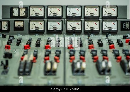 London, Großbritannien. Dezember 2023. Die EMI TG12345 Mk I Recording Console, die von den Beatles in den Abbey Road Studios verwendet wurde, um ihr bahnbrechendes Album „Abbey Road“ auf Anfrage aufzunehmen (in der Reihenfolge von sieben Ziffern) - Eine Vorschau auf The Sound of the Beatles: The „Abbey Road“ Console Sale in Bonhams Knightsbridge, London. Der Verkauf selbst findet am 14. Dezember in Knightsbridge statt. Guy Bell/Alamy Live News Stockfoto