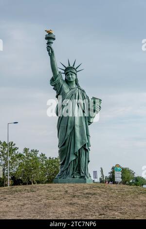 Colmar, Frankreich, 23. Juli 2023. Diese Statue aus Harz ist eine 12 Meter hohe Replik der Freiheitsstatue. Stockfoto