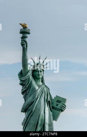 Colmar, Frankreich, 23. Juli 2023. Diese Statue aus Harz ist eine 12 Meter hohe Replik der Freiheitsstatue. Stockfoto