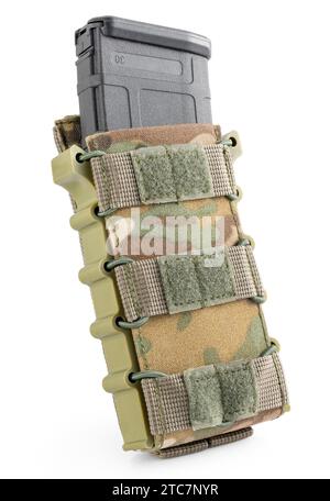 Militärtasche in Multicam-Tarnung mit Bullet-Magazin innen auf weißem Hintergrund. Militärische taktische Ausrüstung. Stockfoto