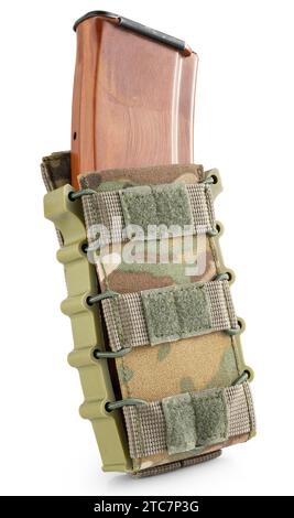 Militärtasche in Multicam-Tarnung mit Bullet-Magazin innen auf weißem Hintergrund. Militärische taktische Ausrüstung. Stockfoto