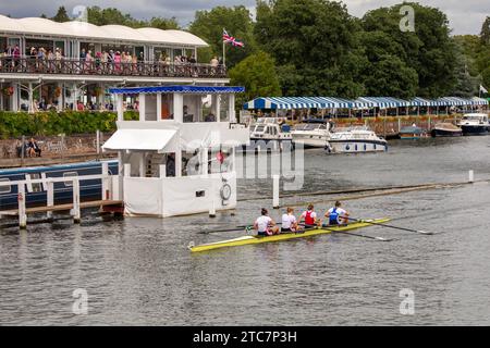 Großbritannien, England, Berkshire, Henley Royal Regatta, Leander Club und Imperial College Damenteam bestehen die Siegerposten Stockfoto