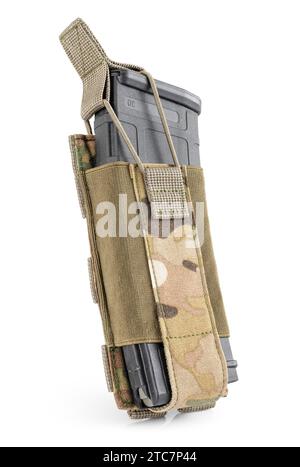 Militärtasche in Multicam-Tarnung mit Bullet-Magazin innen auf weißem Hintergrund. Militärische taktische Ausrüstung. Stockfoto