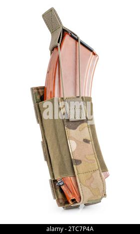 Militärtasche in Multicam-Tarnung mit Bullet-Magazin innen auf weißem Hintergrund. Militärische taktische Ausrüstung. Stockfoto