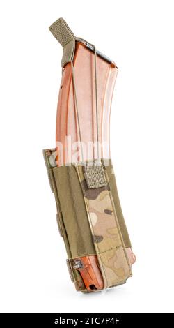 Militärtasche in Multicam-Tarnung mit Bullet-Magazin innen auf weißem Hintergrund. Militärische taktische Ausrüstung. Stockfoto