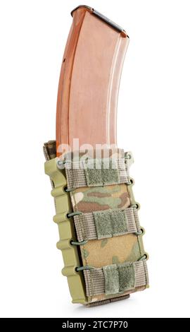 Militärtasche in Multicam-Tarnung mit Bullet-Magazin innen auf weißem Hintergrund. Militärische taktische Ausrüstung. Stockfoto