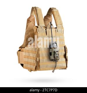 Kugelsichere Weste mit taktischer Tasche in Multicam-Tarnung mit Militärradio im Inneren. Militärische Ausrüstung, Ausrüstung. Stockfoto