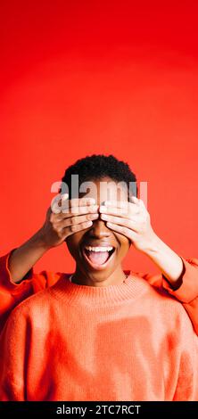 Porträt einer jungen Frau mit den Augen einer anderen Frau. Stockfoto