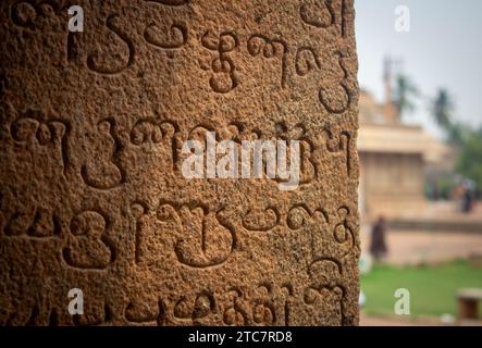 Thanjavur, Tamil Nadu, Indien - 19. Oktober 2023: Inschriften in tamilischer Sprache auf den Säulen des Thanjavur Großen Tempels (auch Thanjai Periya genannt) Stockfoto