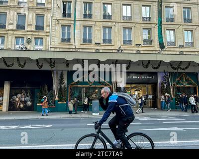 Paris, Frankreich, Shopping Street Scene, People Man Radfahren, Reiten, Spaziergang, vor der Fassade des Kaufhauses Le BHV, ON (Rue de Rivoli) Stockfoto