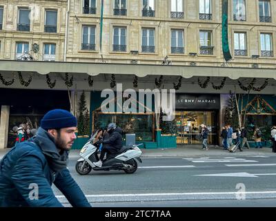 Paris, Frankreich, Straßenszene, Gruppen, die Personen fahren, fahren, Spaziergang, vor der Fassade des Kaufhauses Le BHV, ON (Rue de Rivoli) Stockfoto
