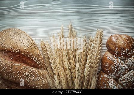 Brotbündel Roggenohren auf Weißtafel Stockfoto