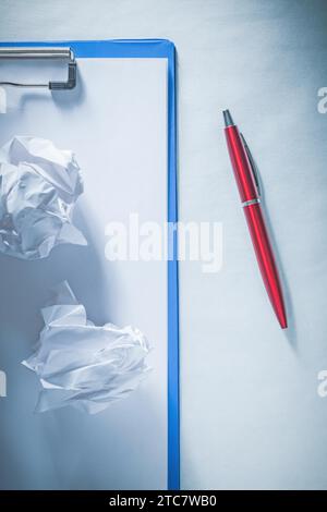 Leere Zwischenablage für Kugelschreiber aus zerknittertem Papier Stockfoto