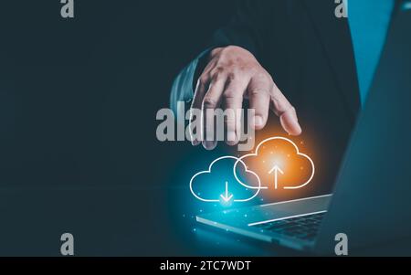 Der Mensch verwendet Laptops für Download und Backup über digitale Cloud-Netzwerktechnologie, Cloud-Computing-Speichertechnologie, Datenspeicherplattform, Business Net Stockfoto