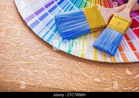 Farbpinsel und mehrfarbiger pantone-Lüfter auf Holzplatten Wartungskonzept Stockfoto