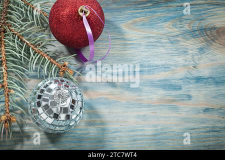 Silberne Disco-Kugeln, roter Weihnachtskugel, Brunch auf Holzbrett, Feiertagskonzept Stockfoto