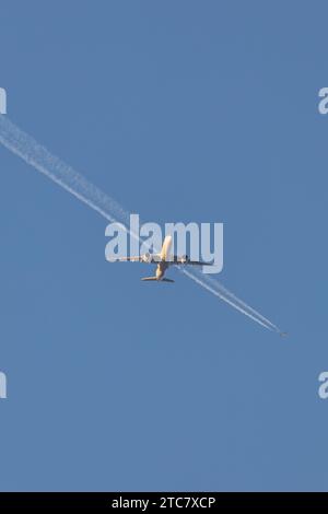 Singapore Airlines A350-941, reg 9V-SJB in geringer Höhe, nähert sich dem Flughafen Manchester zur goldenen Stunde mit einem Contrail eines anderen Flugzeugs in der Ferne Stockfoto