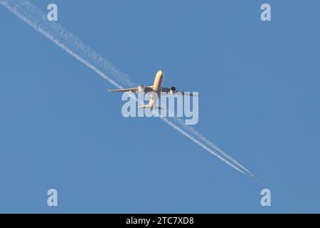 Singapore Airlines A350-941, reg 9V-SJB in geringer Höhe, nähert sich dem Flughafen Manchester zur goldenen Stunde mit einem Contrail eines anderen Flugzeugs in der Ferne Stockfoto