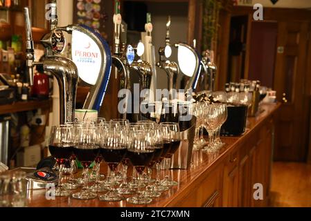 Rotwein in einer Bar Stockfoto