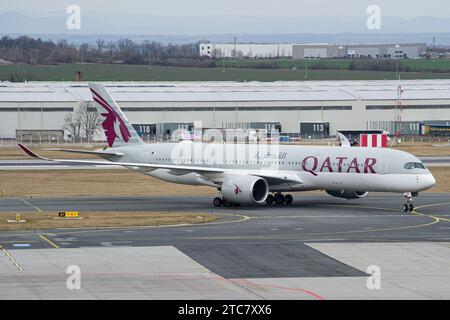 Qatar Airways Airbus A350-900 fährt nach der Landung in Prag zu einem Gate Stockfoto