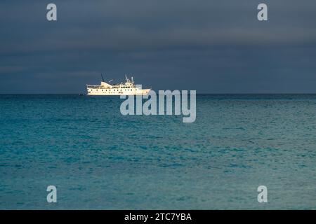 Kreuzfahrtschiff vor Anker bei Gardner Bay, Espanola Island, Galapagos Nationalpark, Ecuador. Stockfoto